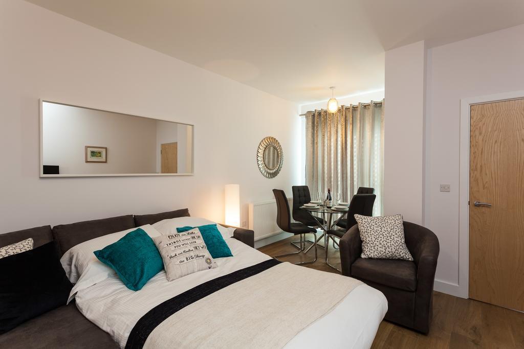 Self-Contained Town Centre One Bedroom Apartments By Helmswood Serviced Apartments Redhill  Ngoại thất bức ảnh