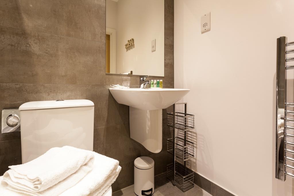 Self-Contained Town Centre One Bedroom Apartments By Helmswood Serviced Apartments Redhill  Ngoại thất bức ảnh
