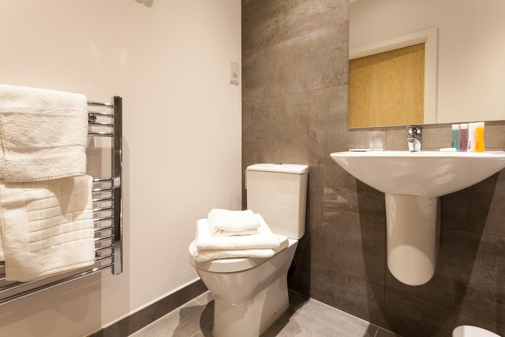 Self-Contained Town Centre One Bedroom Apartments By Helmswood Serviced Apartments Redhill  Ngoại thất bức ảnh