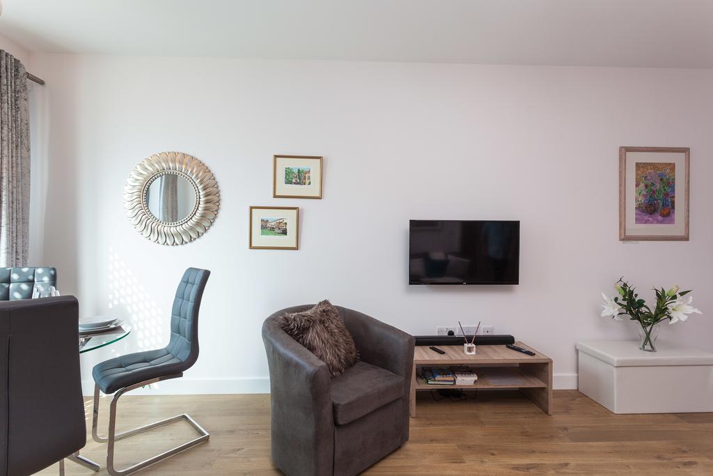 Self-Contained Town Centre One Bedroom Apartments By Helmswood Serviced Apartments Redhill  Ngoại thất bức ảnh