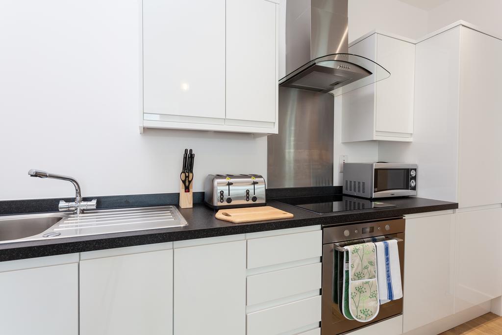 Self-Contained Town Centre One Bedroom Apartments By Helmswood Serviced Apartments Redhill  Ngoại thất bức ảnh