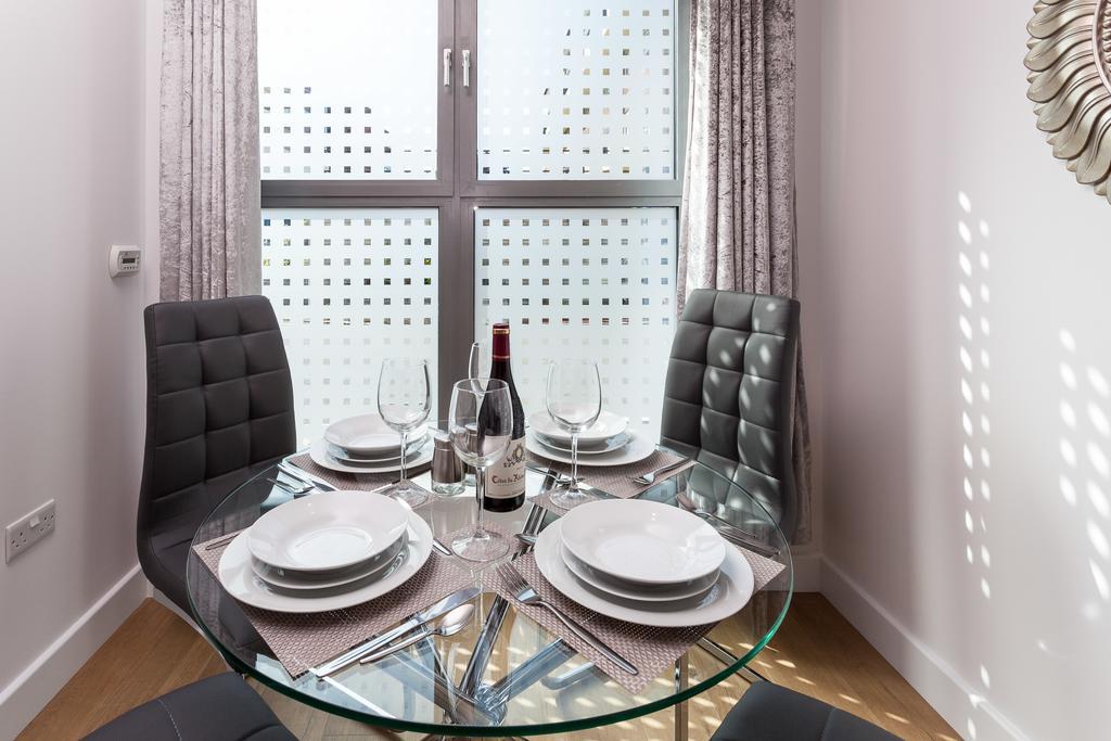 Self-Contained Town Centre One Bedroom Apartments By Helmswood Serviced Apartments Redhill  Ngoại thất bức ảnh