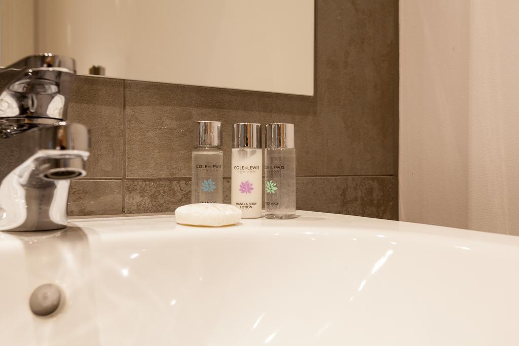 Self-Contained Town Centre One Bedroom Apartments By Helmswood Serviced Apartments Redhill  Ngoại thất bức ảnh