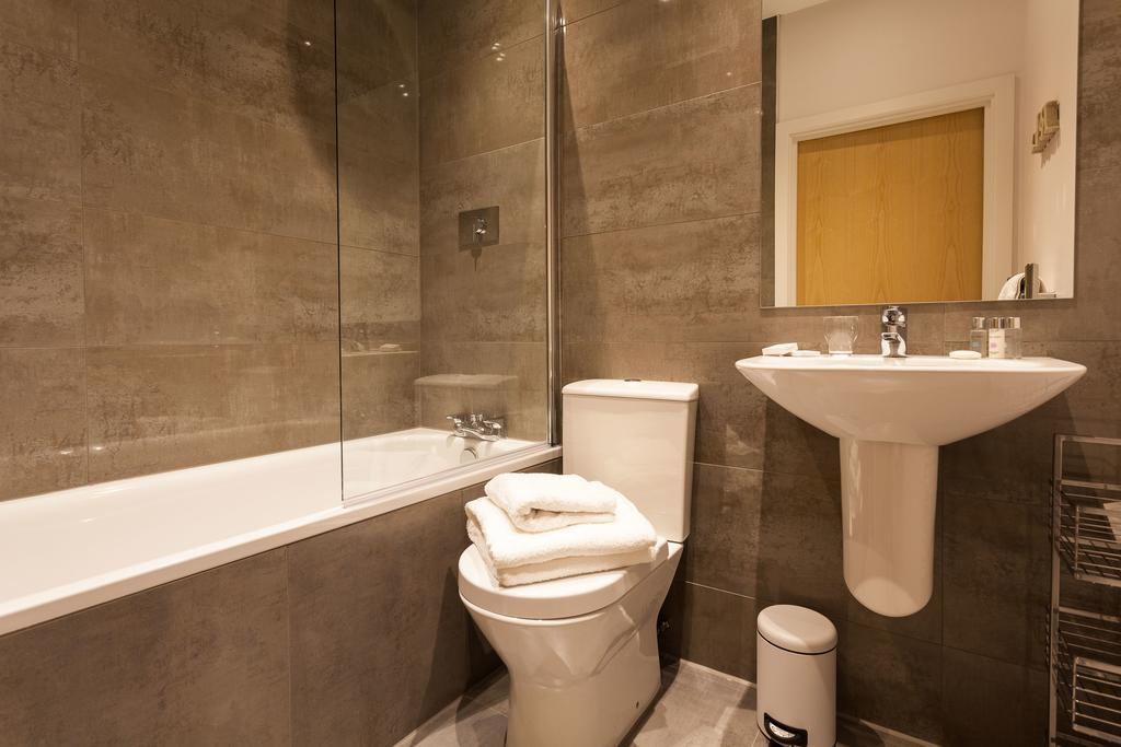 Self-Contained Town Centre One Bedroom Apartments By Helmswood Serviced Apartments Redhill  Ngoại thất bức ảnh