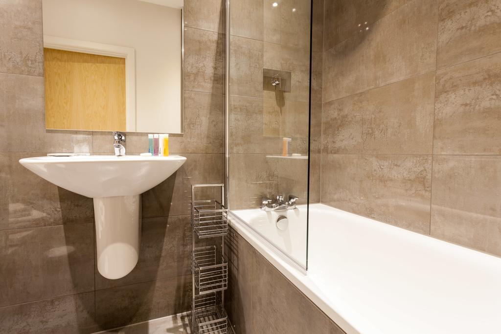 Self-Contained Town Centre One Bedroom Apartments By Helmswood Serviced Apartments Redhill  Ngoại thất bức ảnh