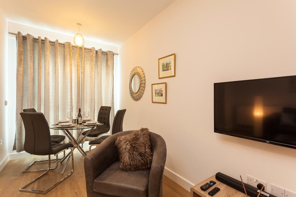 Self-Contained Town Centre One Bedroom Apartments By Helmswood Serviced Apartments Redhill  Ngoại thất bức ảnh